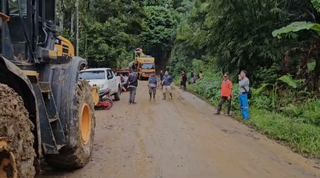 Jalan Lintas Curup Lubuklinggau Tertimbun Longsor, Kendaraan Sudah Bisa Melintas dengan Sistem Buka Tutup