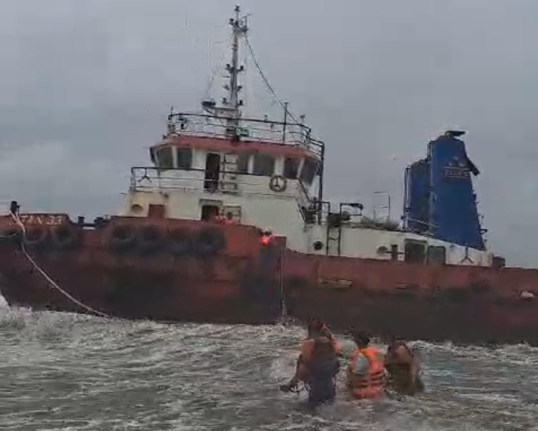 Dihantam Badai, Kapal Tongkang Terdampar di Perairan Lantera Merah