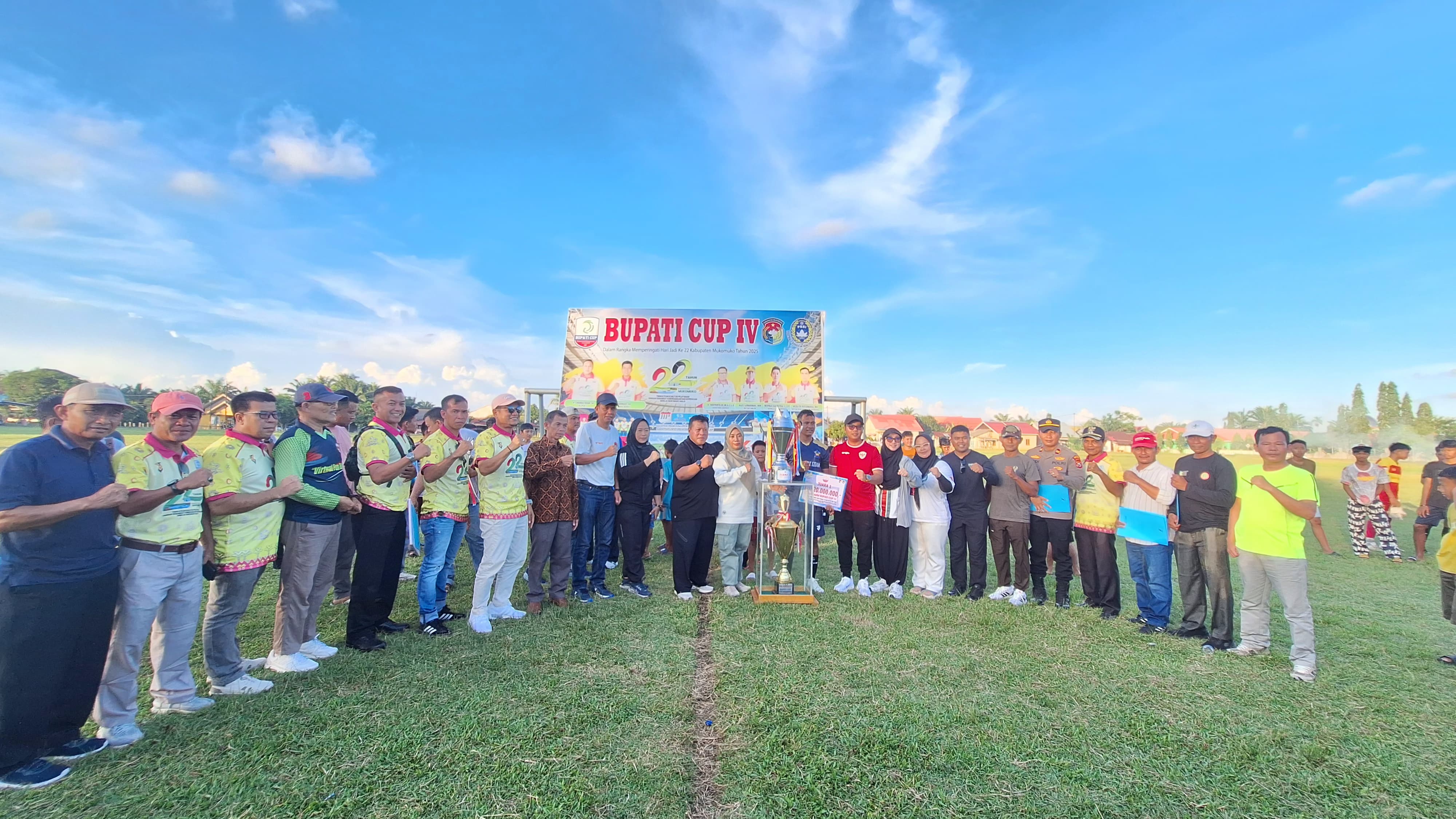 Bupati Cup IV 2025 Sukses, Sibak FC Pegang Piala Bergilir Bupati Cup