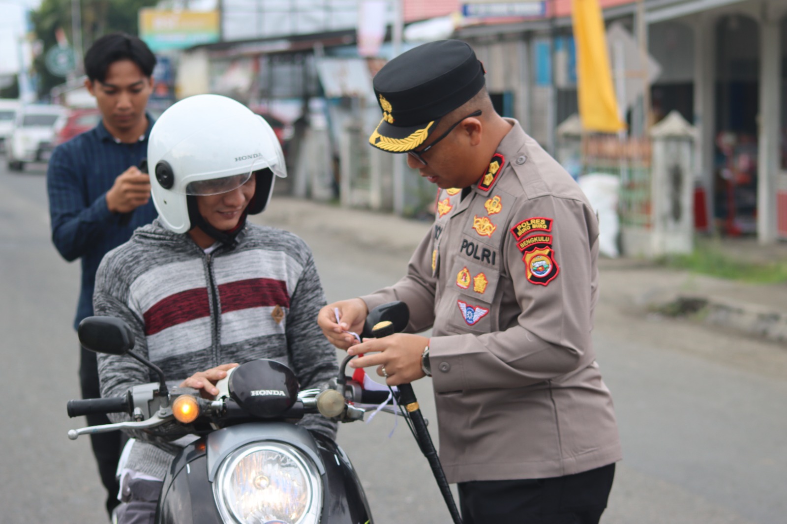 Kapolres Mukomuko Bagikan Bendera Merah Putih Sambut Hari Kemerdekaan RI