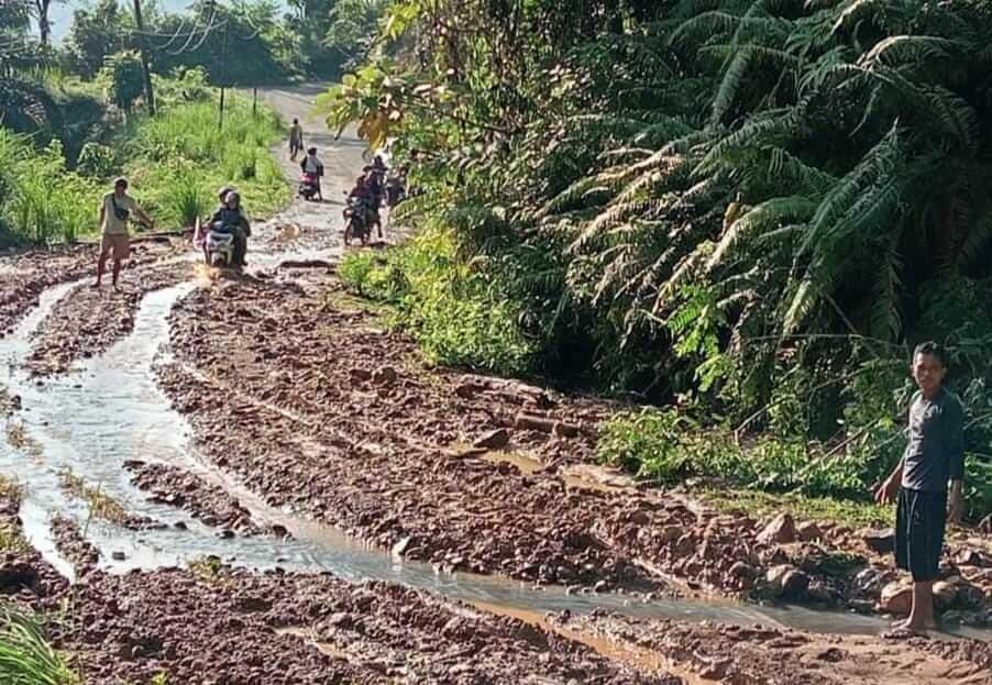 Jalan Menuju Desa Napal Jungur Seluma Tertimbun Material Tanah Longsor, Hati-hati Licin