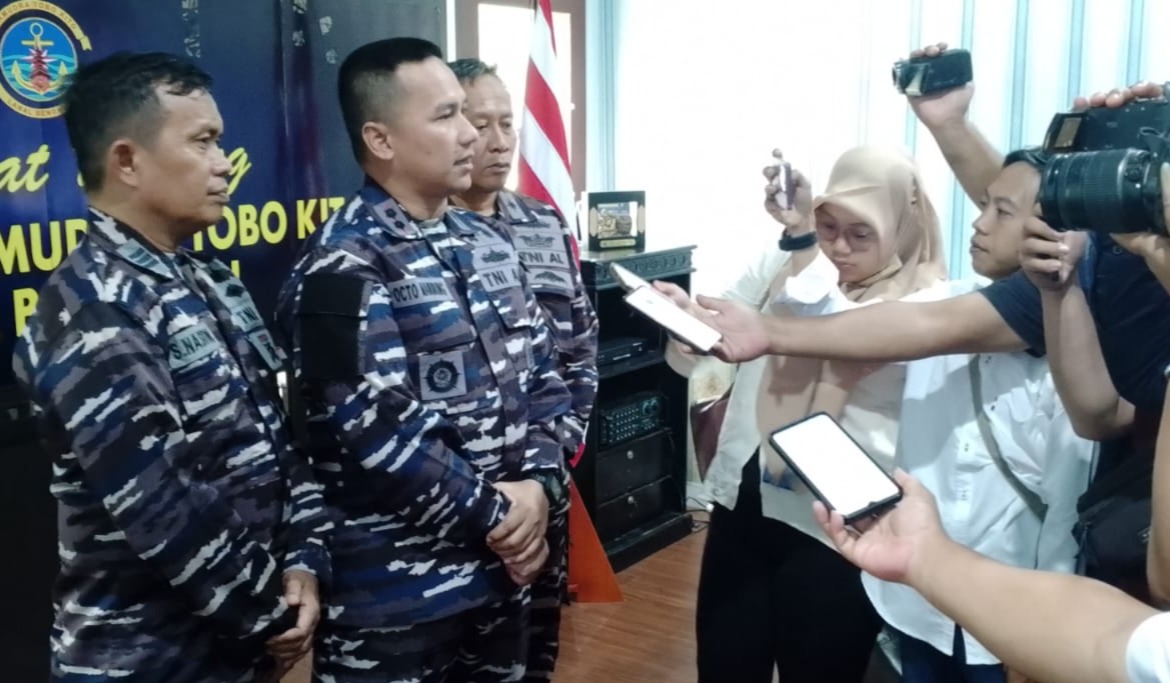 TNI AL Kirim Kapal Perang KRI Teluk Cirebon ke Enggano, Bawa Bantuan untuk Warga Terdampak Pendangkalan Alur 