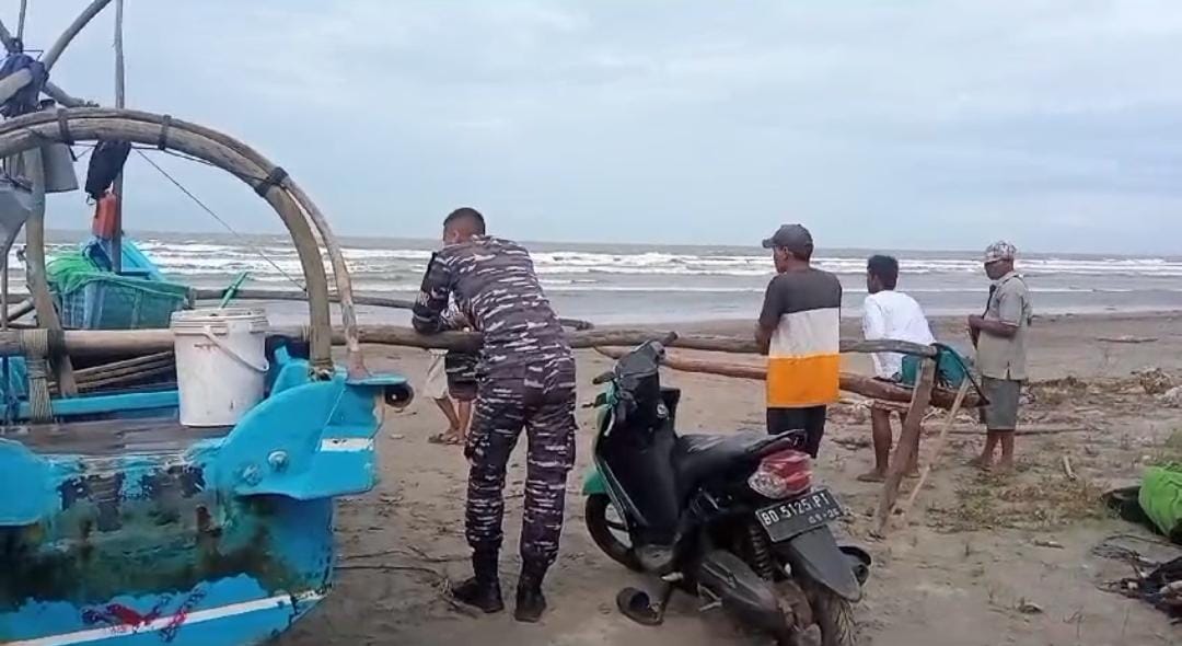 Perahu Nelayan Di Bengkulu Tengah Terbalik Diterjang Ombak, 1 Korban Meninggal Dunia