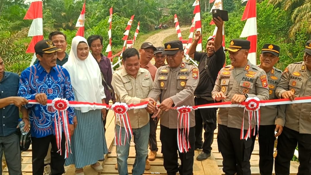 Kapolres Seluma Resmikan Jembatan Swadaya Muara Nibung-Giri Mulya