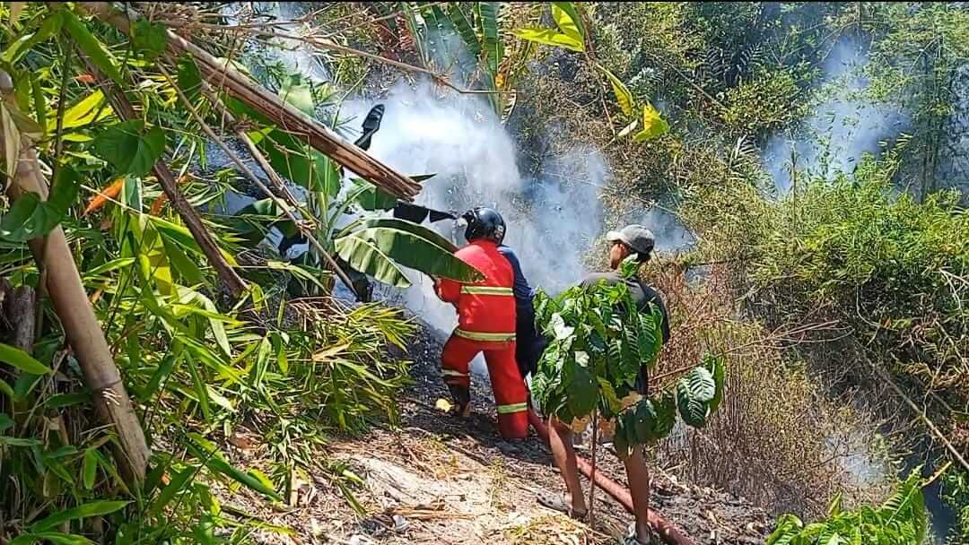 Lahan di Desa Taba Renah Kabupaten Rejang Lebong Terbakar Akibat Aktivitas Bakar Sampah