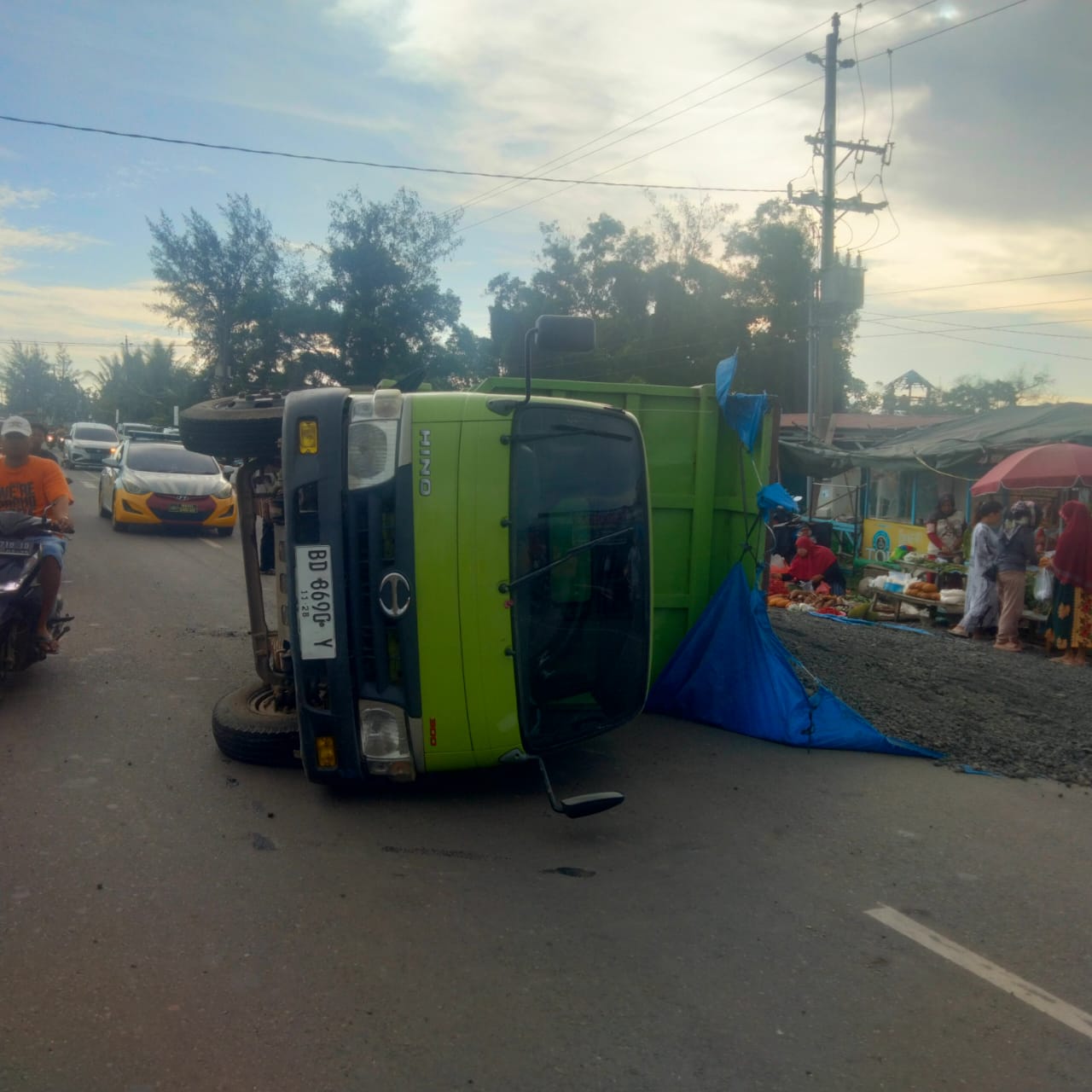 Patah Velg, Truk Tersungkur di Sumber Jaya, Muatan Berserakan di Jalan