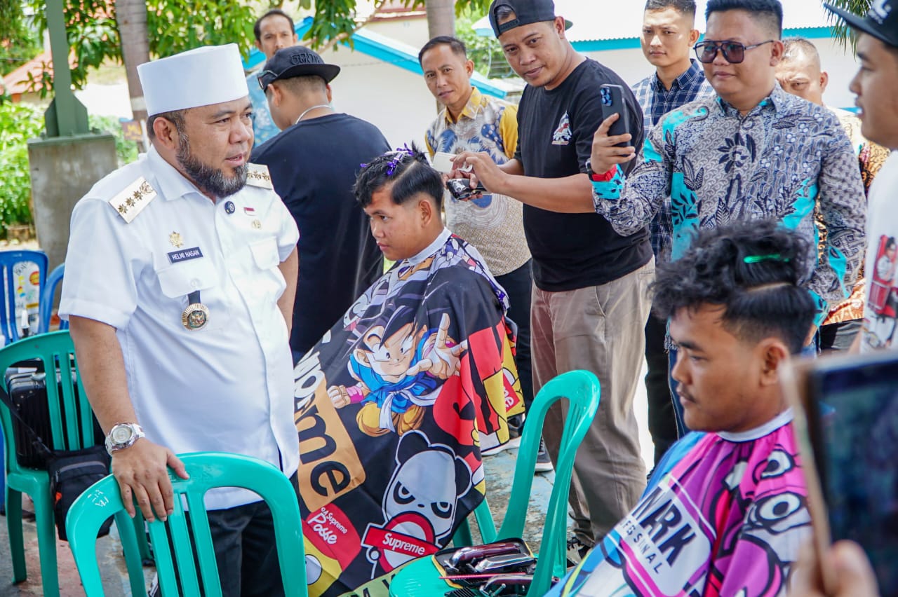 Perdana di Indonesia, Gubernur Helmi Hasan Bawa Barber ke Sekolah, Razia Rambut Pelajar Supaya Makin Tampan