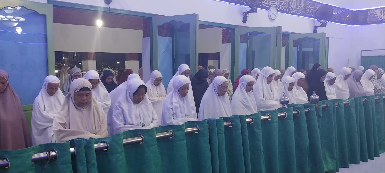 Sholat Tarawih Perdana di Mesjid Jamik Tahun Ini, Jemaah Khusyuk Tunaikan 23 Rakaat