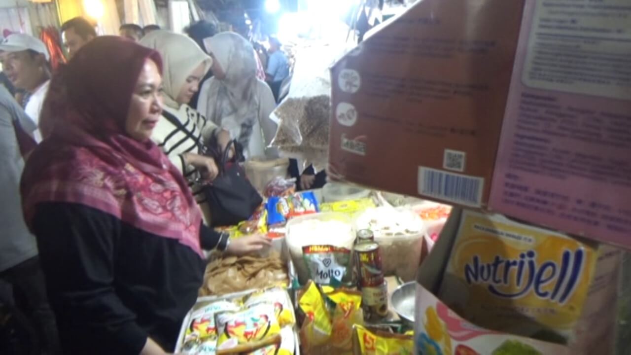 Wali Kota Temani dan Istri Ajak Masyarakat dan ASN Belanja di Dalam Pasar Agar Tertib dan Bersih