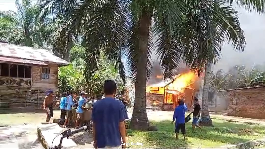 Rumah di Ilir Talo Terbakar saat Pemiliknya Sedang Cuci Motor