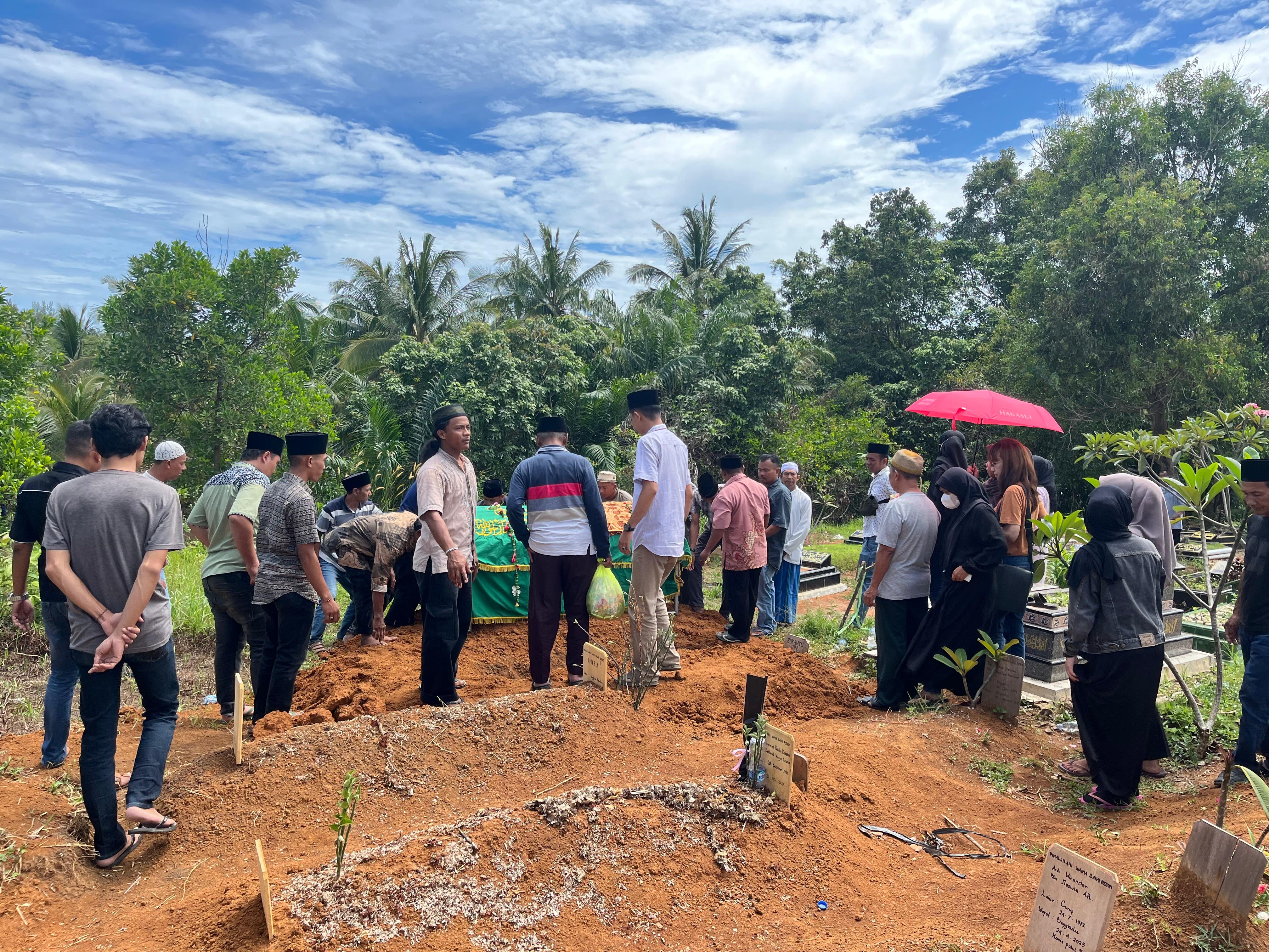 Ratna Korban Kecelakaan Kapal Dikebumikan, Gubernur Helmi Hasan Turut Hadir