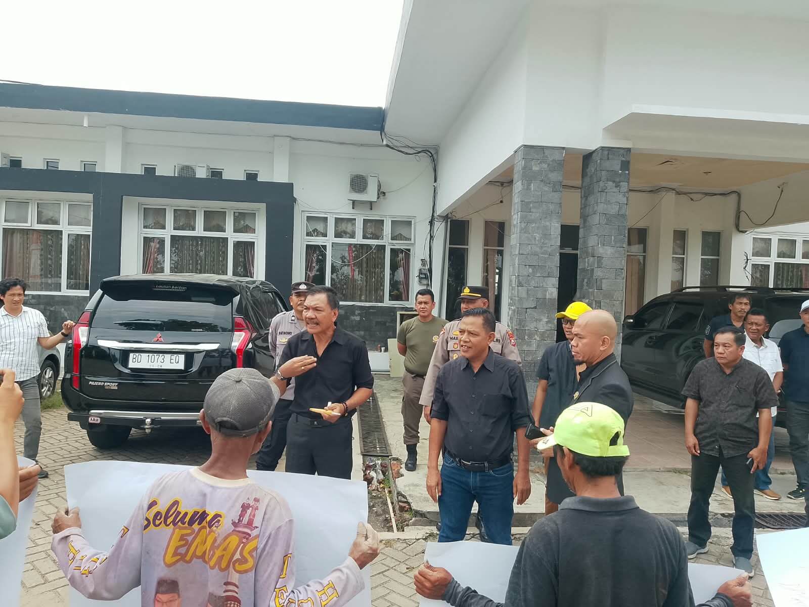 Mantan Anggota Dewan dan Kontraktor Geruduk DPRD Seluma 'Tagih Utang' Pemkab