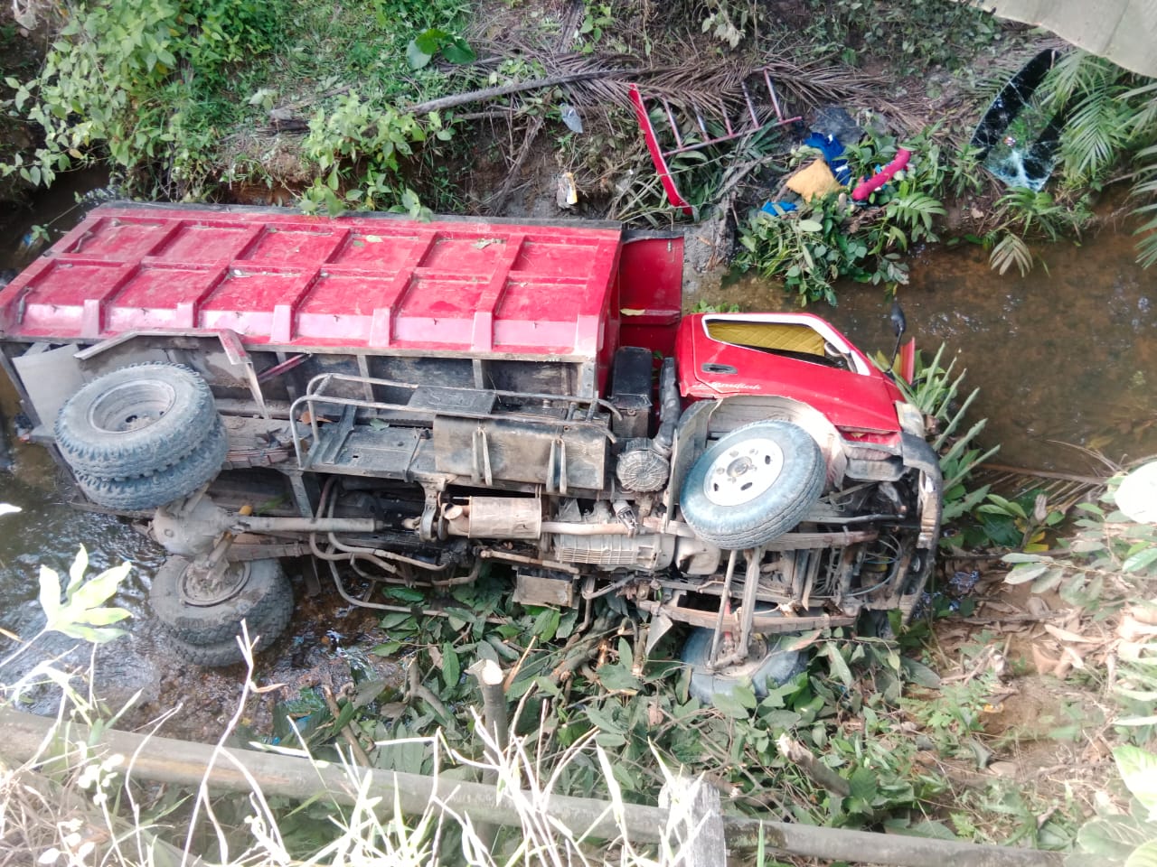 Gagal Menanjak, Truk Muatan Koral Terjungkal ke Dasar Jembatan