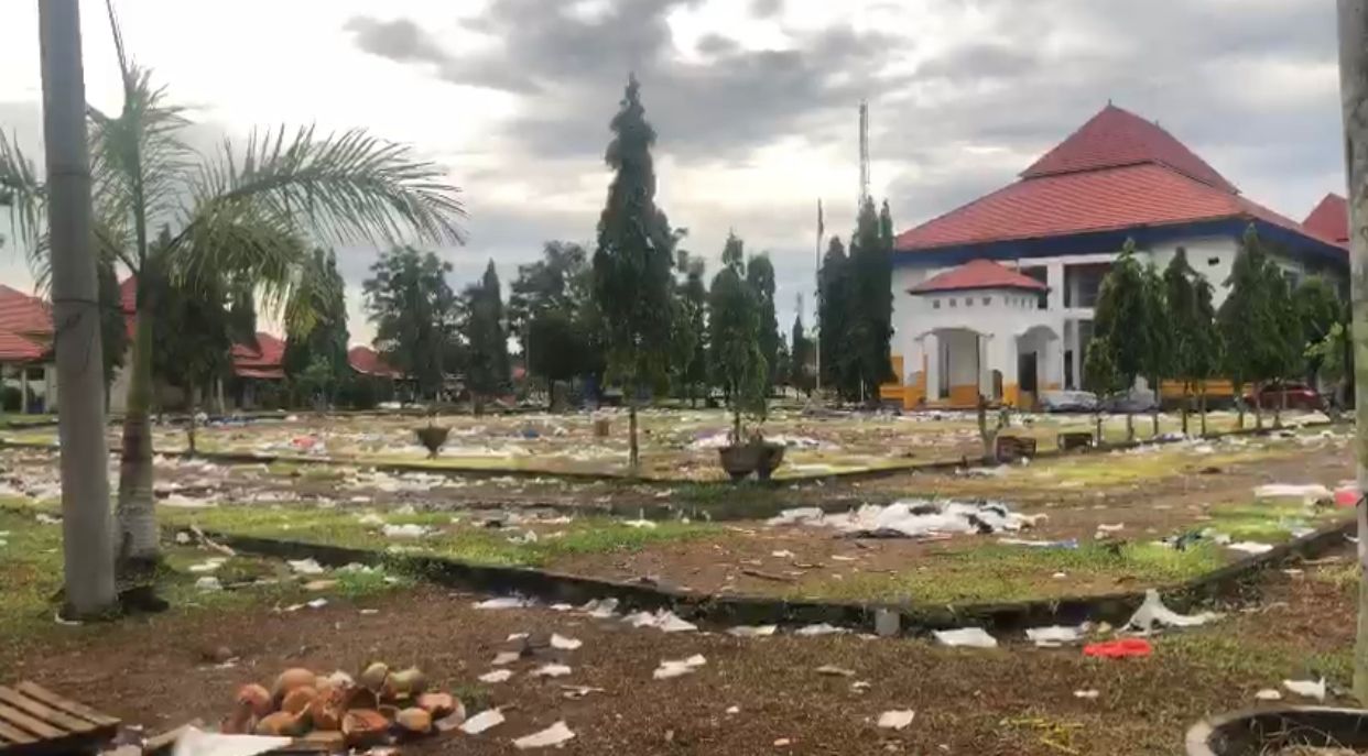 Tiga Hari Setelah Pesta Rakyat di Mukomuko, Sampah Masih Berserakan