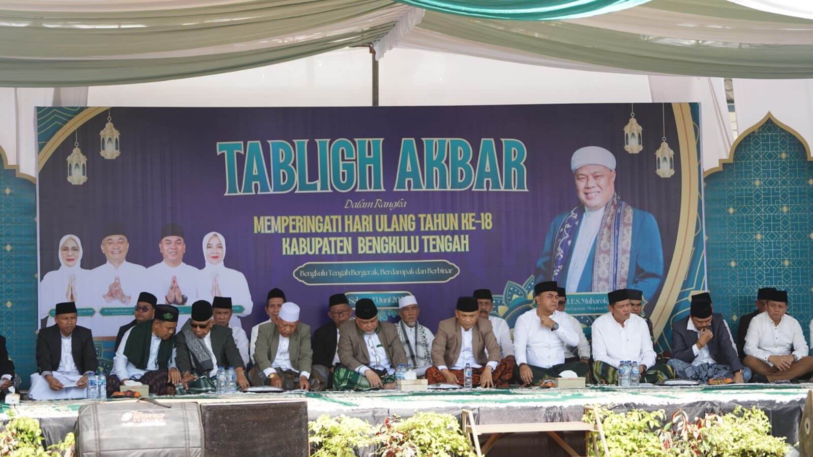 Ustadz KH E.S Mubarok Isi Tabligh Akbar HUT Ke-18 Bengkulu Tengah