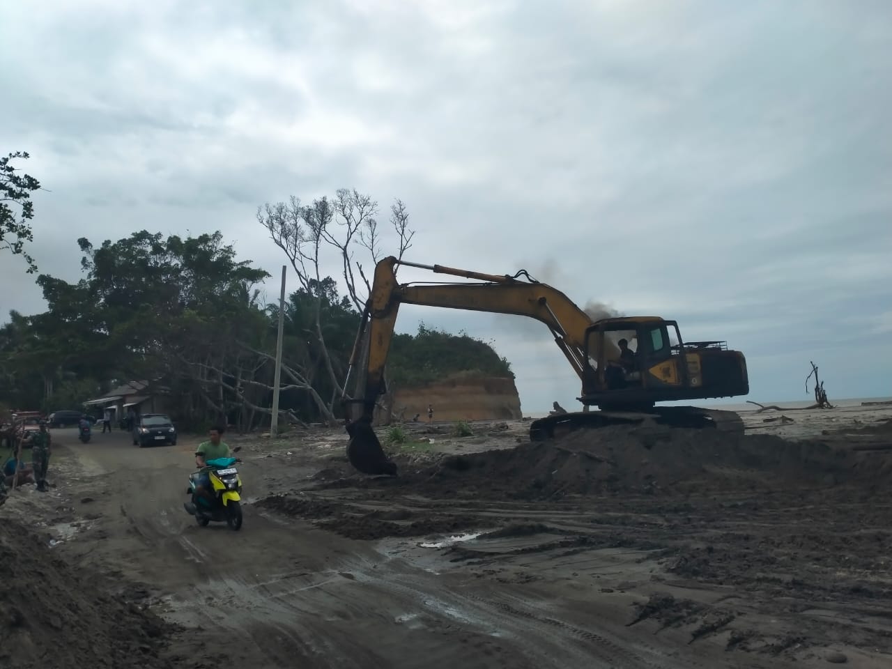 Jalan Lintas di Desa Serangai Rawan Banjir Rob, Pemkab Bengkulu Utara Bangun Penahan Ombak 