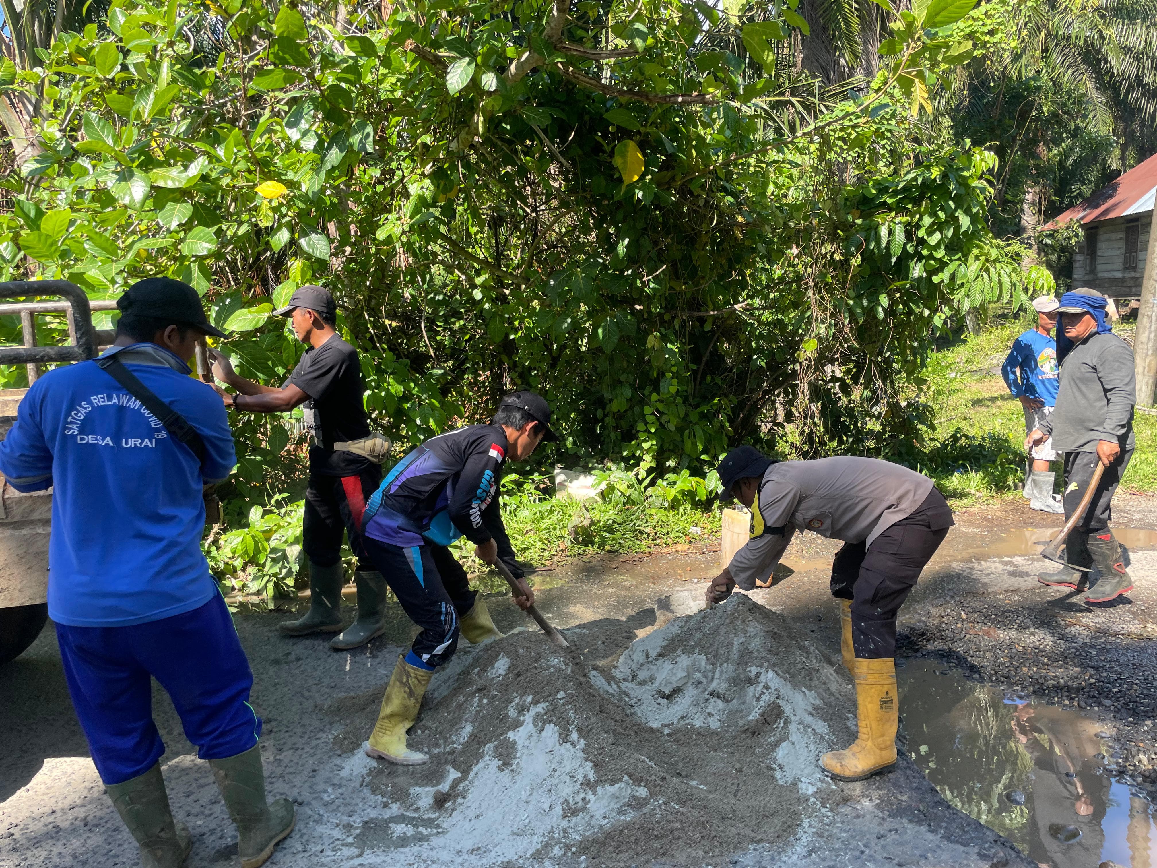 Tak Ingin Ada Korban, Polisi dan Warga Ketahun Perbaiki Jalan Rusak