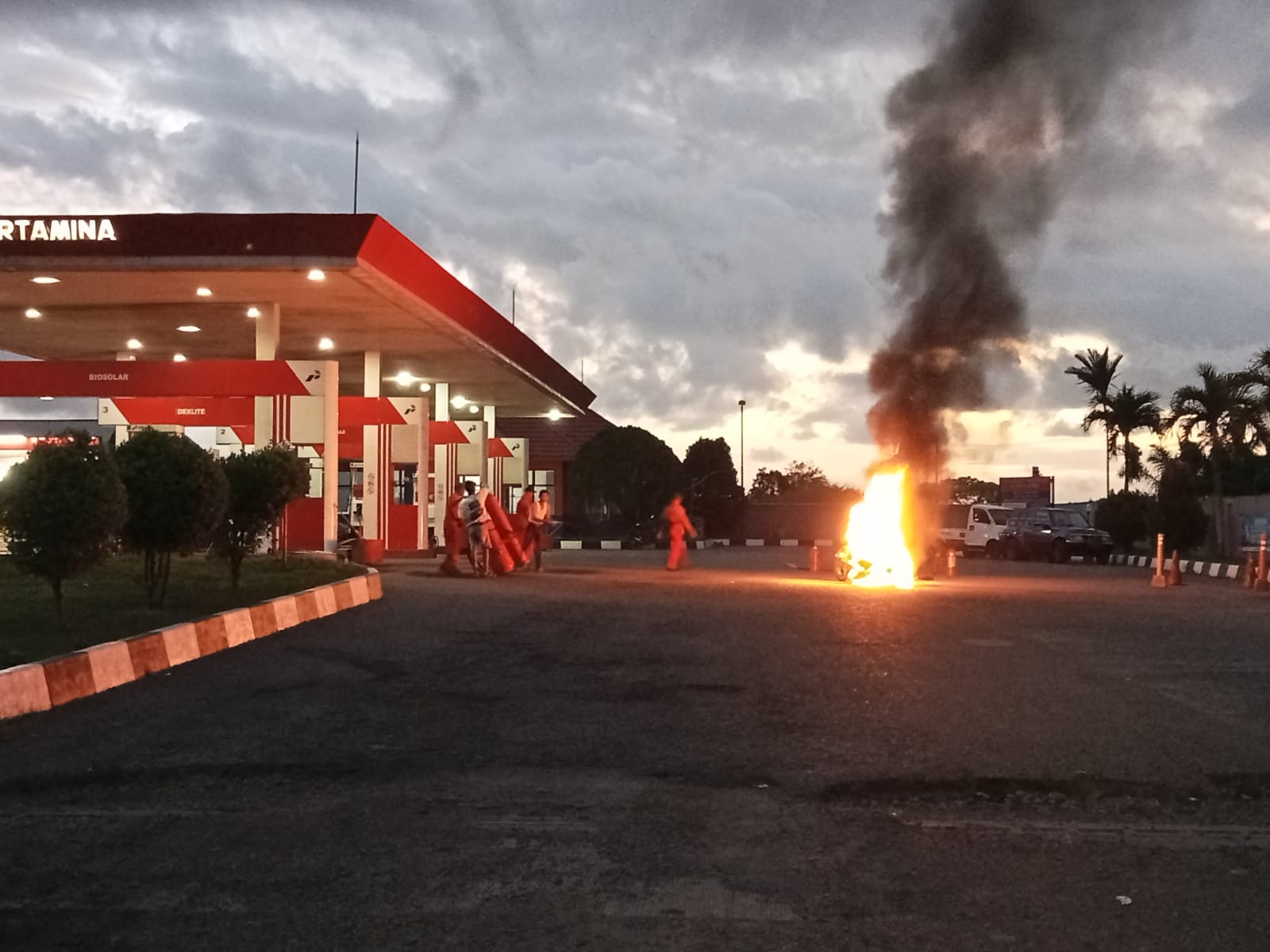 Adzan Magrib Berkumandang, Sepeda Motor Terbakar di SPBU Betungan