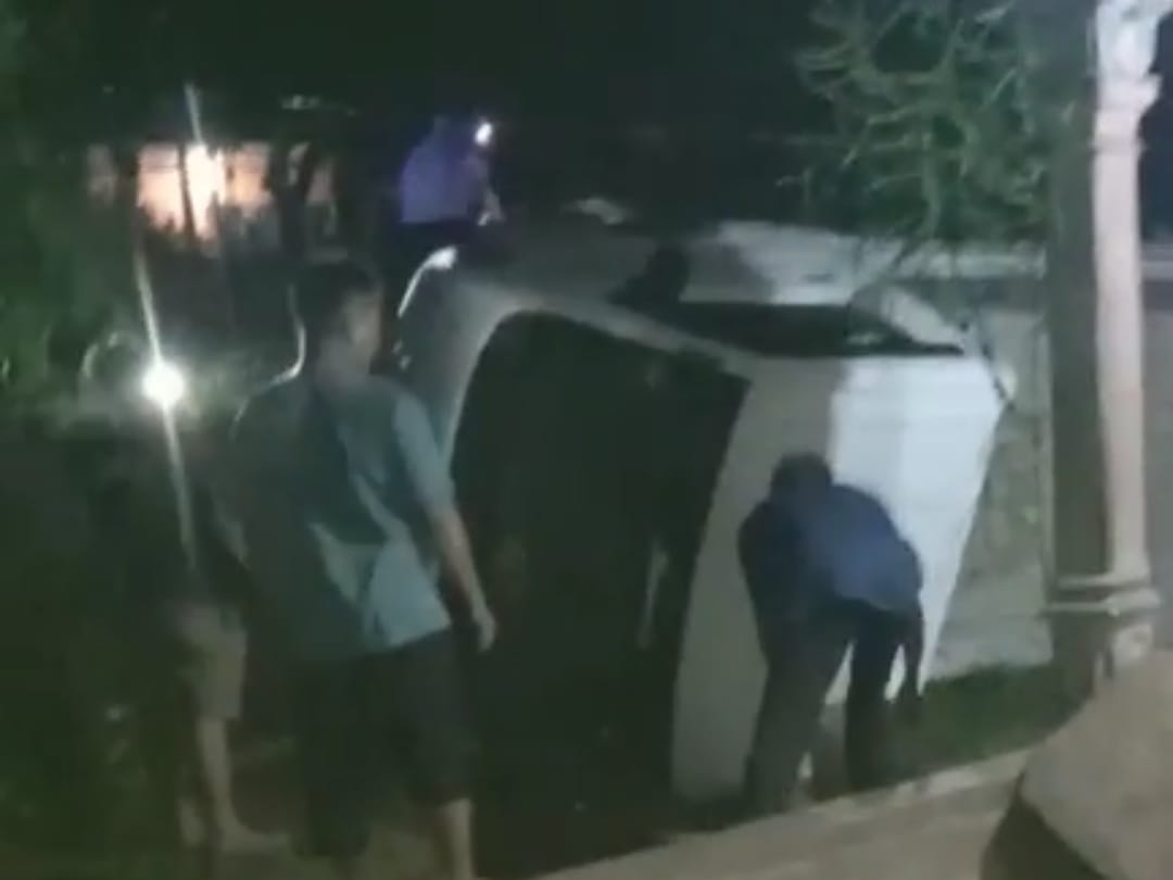 Carry Pick Up Terguling Nyaris Tabrak Teras Rumah Warga Seluma