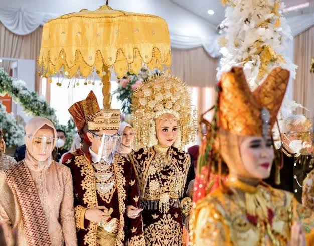 5 Tradisi Pernikahan Unik Ini Cuma Ada di Indonesia, Salah Satunya Wanita Melamar Pria