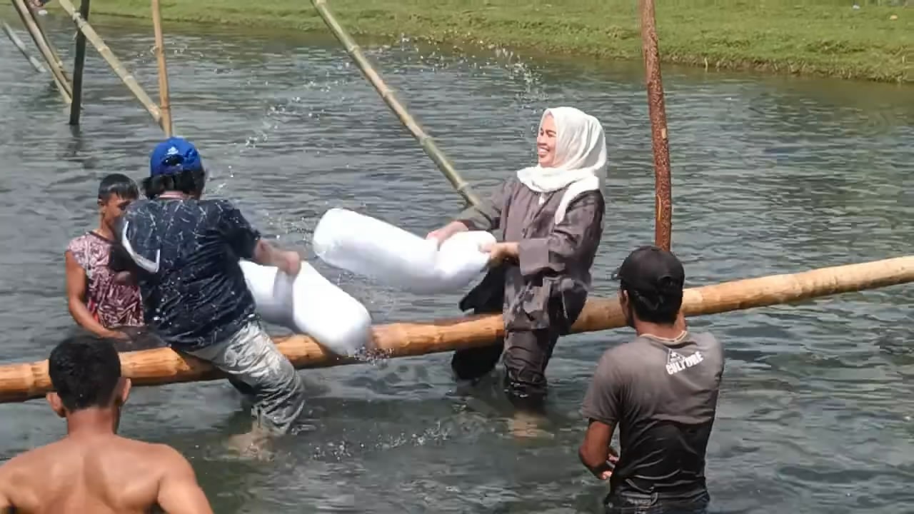 Emak-Emak Perang Bantal Meriahkan Calendar Of Event di Bendung Air Seluma