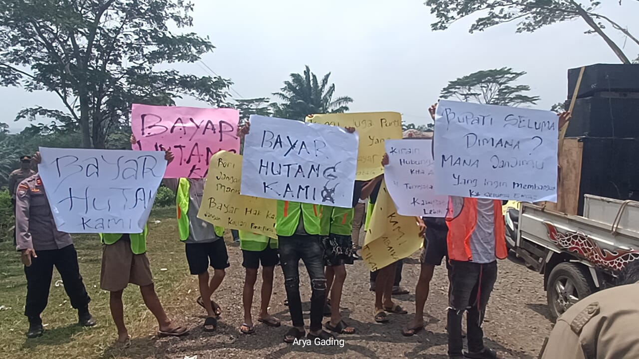 Puluhan Massa Bawa Poster Gelar Aksi Tagih Utang di Kantor Bupati Seluma
