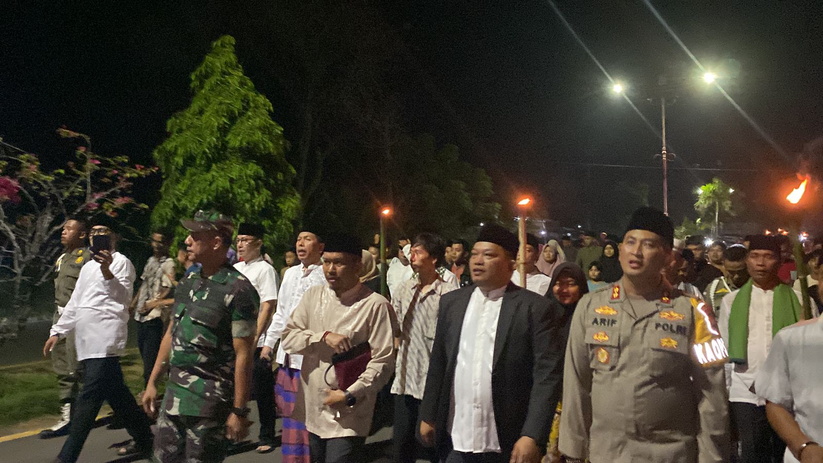 Bupati Seluma Bersama Forkopimda Ikut Pawai Obor dan Takbir Keliling, Ribuan Warga Tumpah ke Jalan