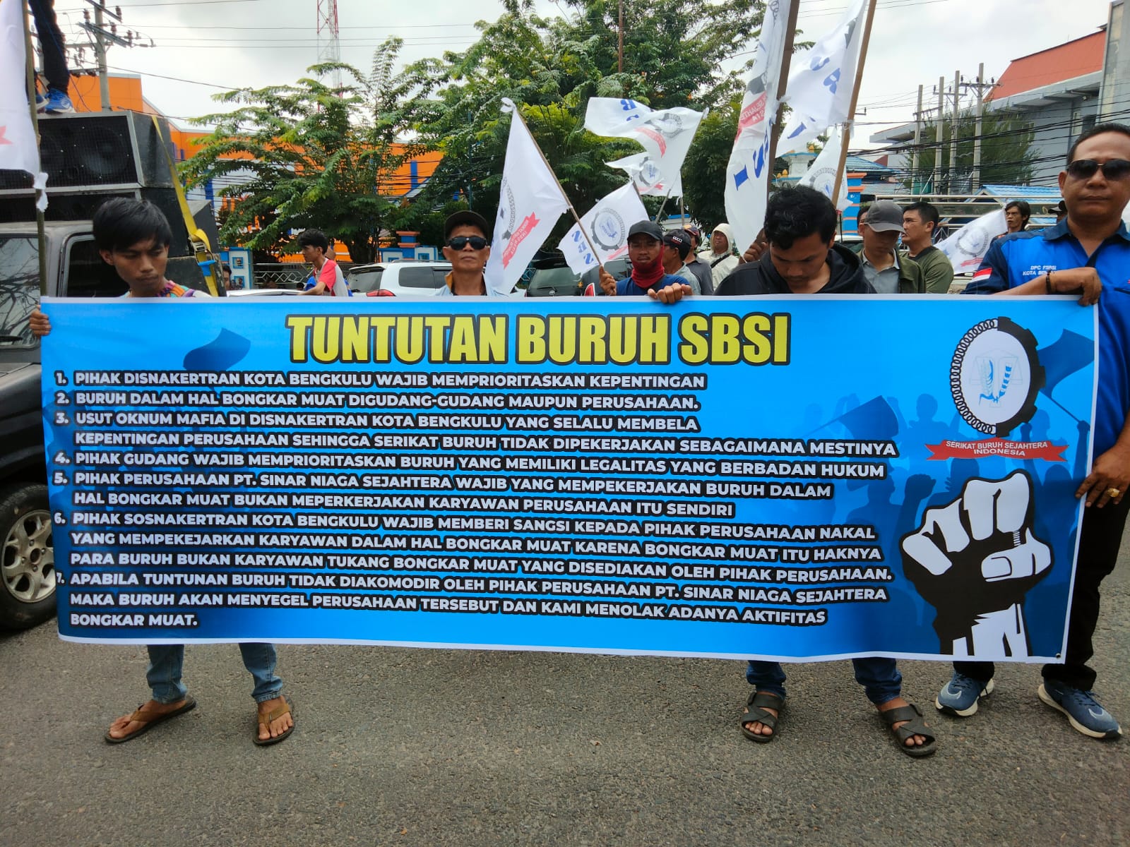 Puluhan Massa Aksi SBSI Datangi Disnaker Kota Bengkulu