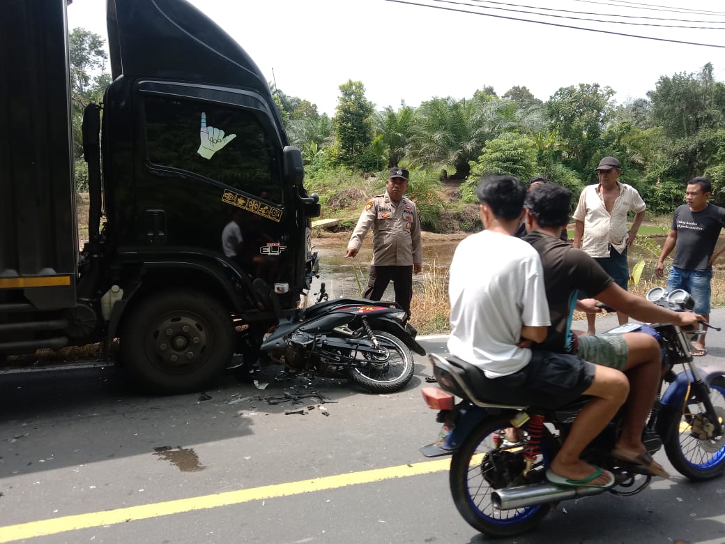 Ngebut di Tikungan, Pelajar SMP Kritis Akibat Sepeda Motor Tabrak Truk Box Shopee