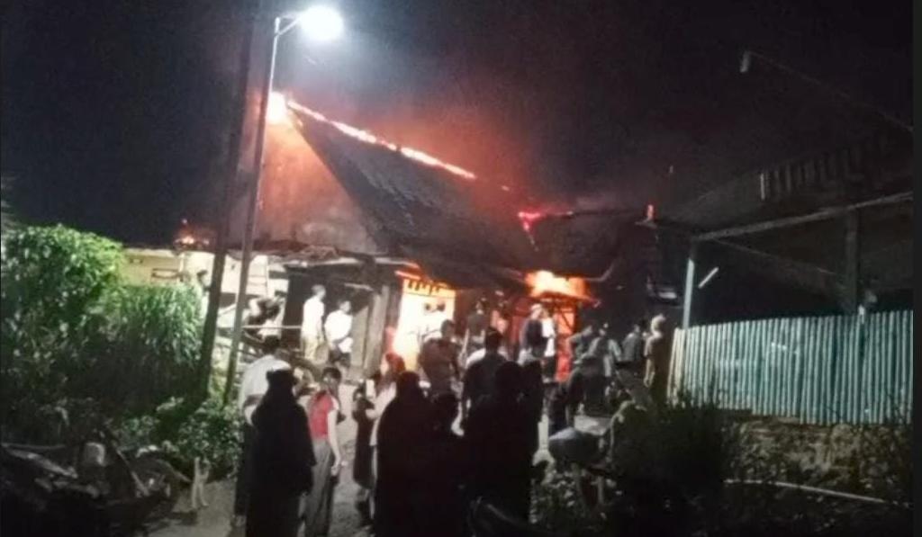 Kebakaran Hebat Hanguskan Rumah Warga Sosokan Taba Kepahiang