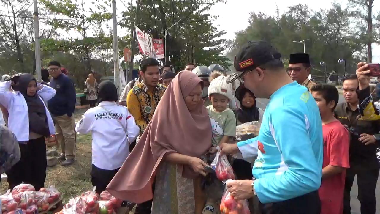 Ada Bagi-bagi 3 Ton Tomat di Depan Sport Center, Sekalian Bantu Petani Kepahiang 