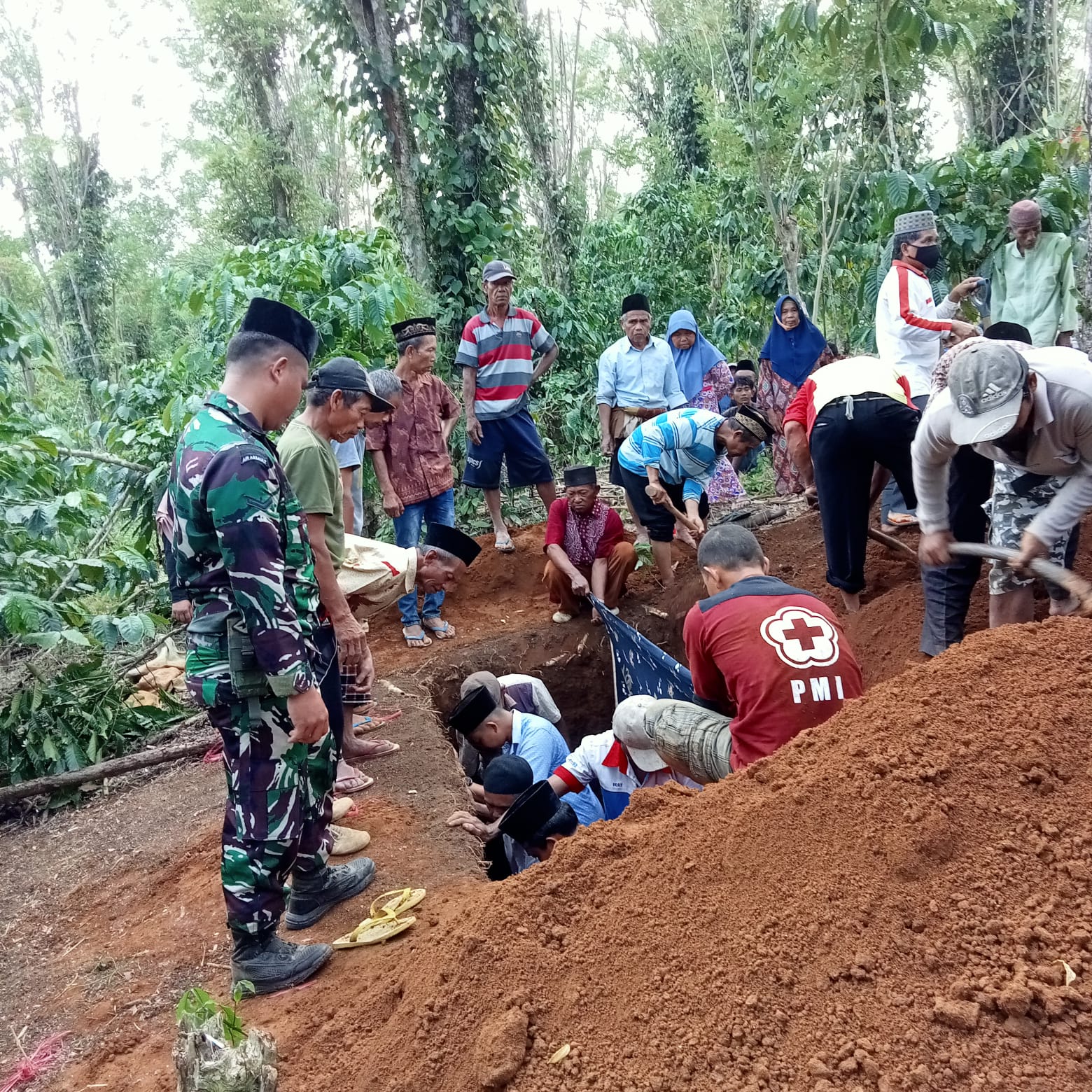 Babinsa Bantu Pemakaman Kakek Sukur, Warga yang Viral Ditandu Jalan Rusak