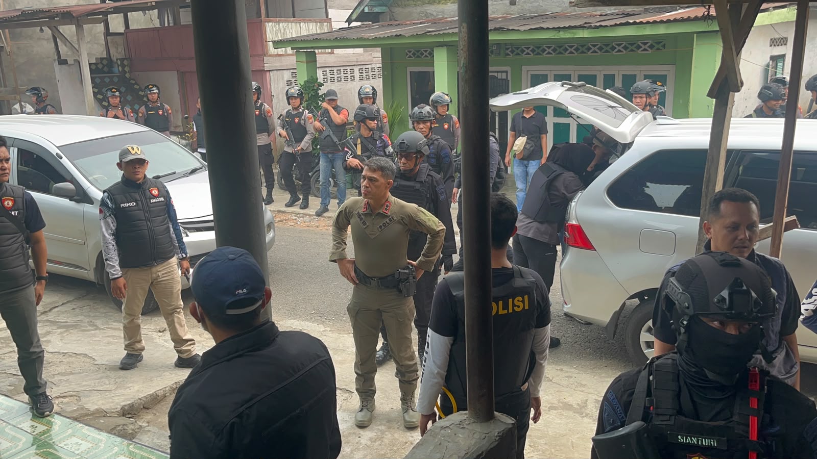 Kapolda Bengkulu Irjen Pol Yudhi Pimpin Personel Dobrak Sarang Narkoba di Rejang Lebong 