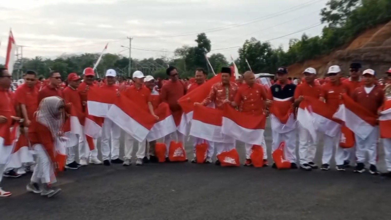 Kesbangpol Kota Bengkulu Pantau Pengibaran Bendera One Piece