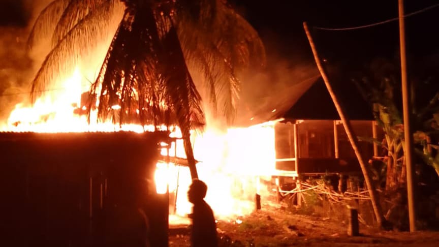 Tengah Malam Rumah Tua Terbakar, Pemiliknya Seorang Nenek