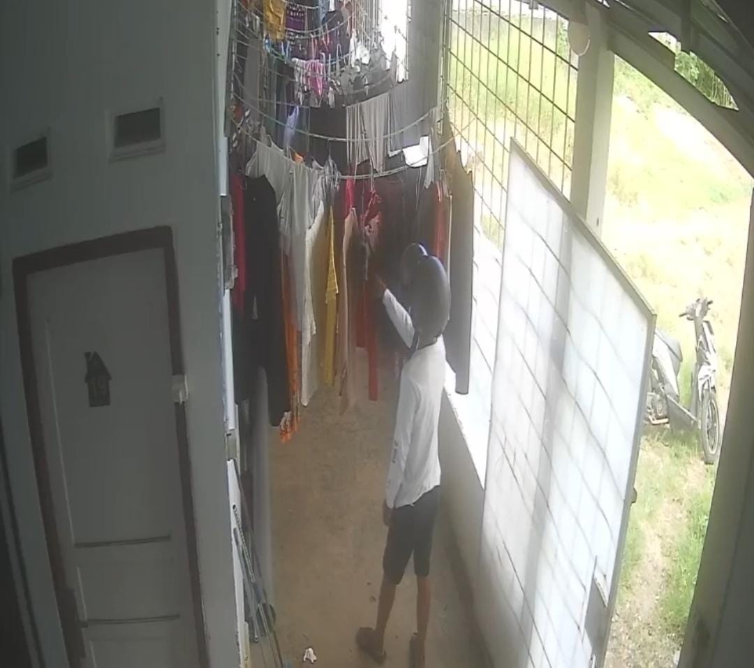 Terekam CCTV, Seorang Pria Mencuri Pakaian Dalam Wanita