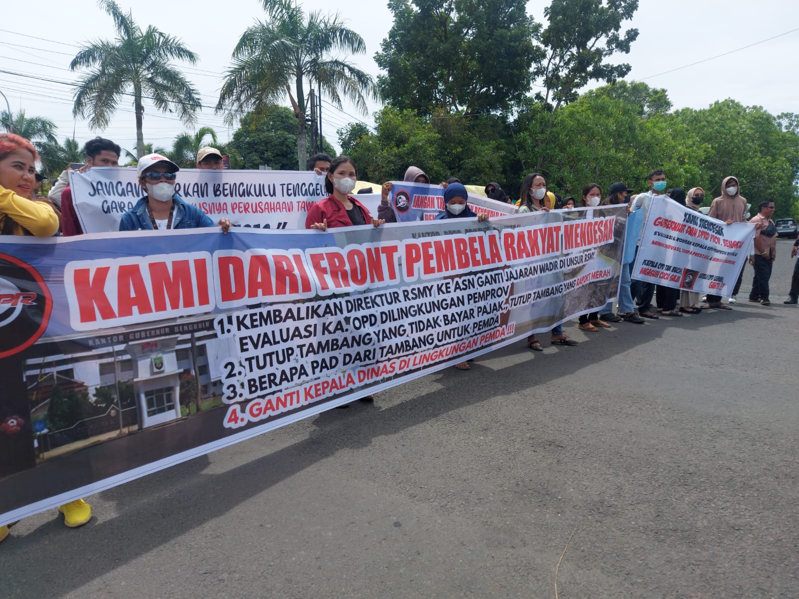 Aksi di Depan Kantor Gubernur, Massa Desak Ganti Direktur RSMY hingga Evaluasi Tambang