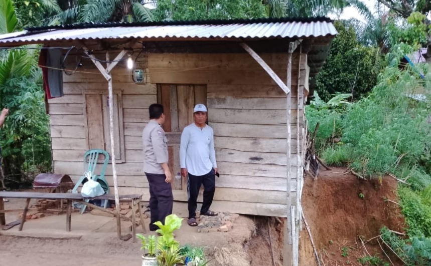 Anak Yatim Piatu Dirawat di RS, Bhabinkamtibmas Polsek Selebar Cek Kondisi Warganya yang Memprihatinkan