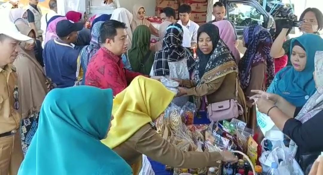 Harga Lebih Murah Rp 10 Ribu, Bazar Sembako di Stadion Diserbu Masyarakat