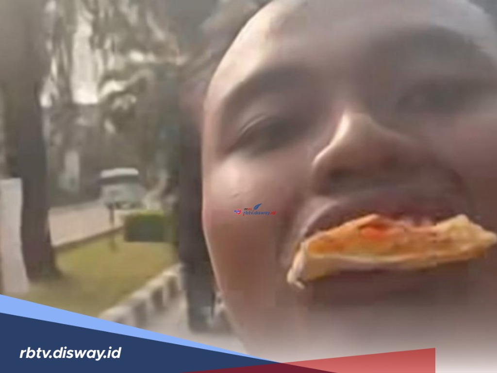 Viral! Pria Ini Makan Pizza Sambil Motoran, Nyetir Pakai Kaki, Polisi Ambil Tindakan