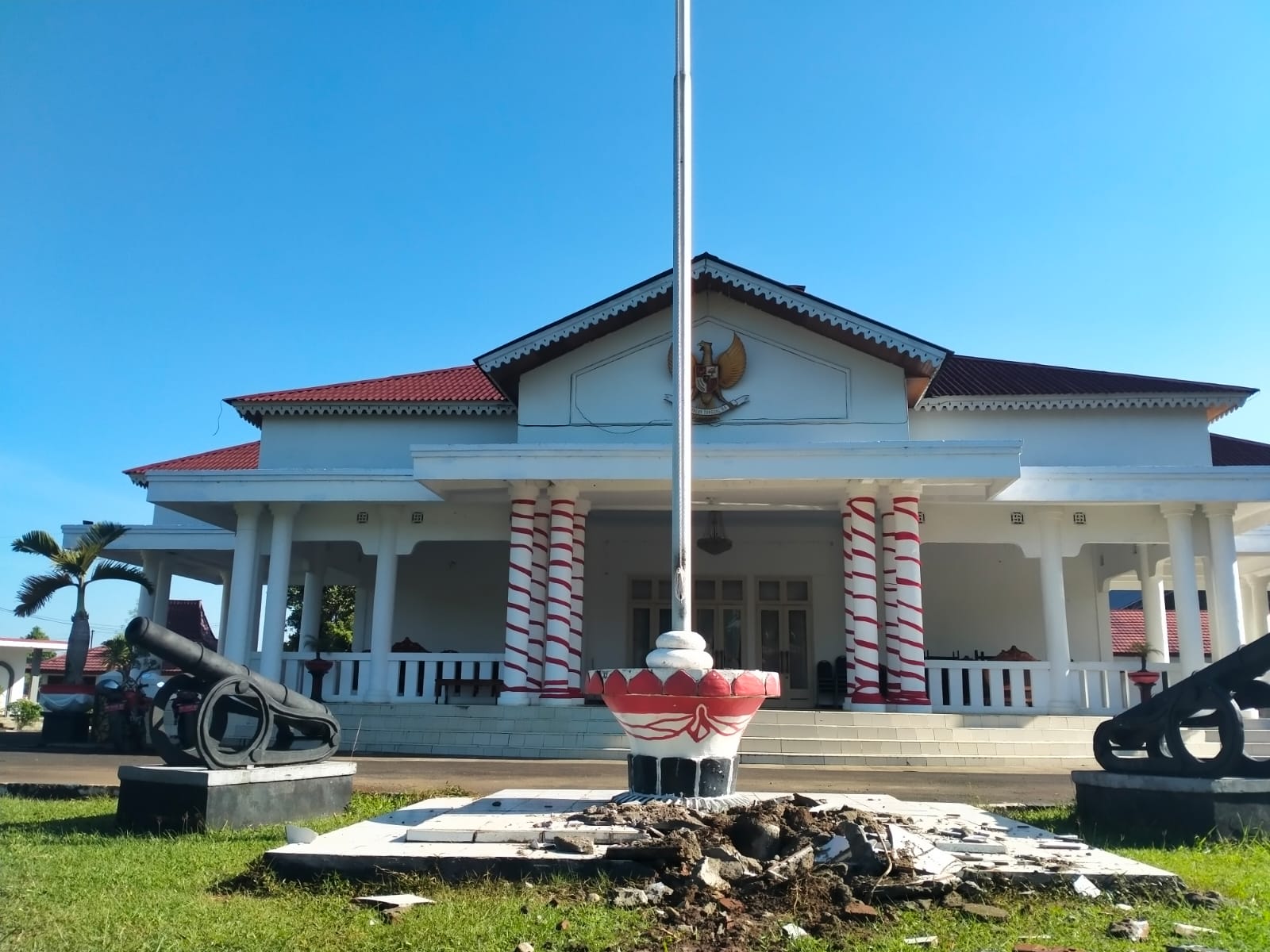 Rumah Dinas Bupati Bengkulu Utara Disambar Petir, Lantai Tiang Bendera Hancur