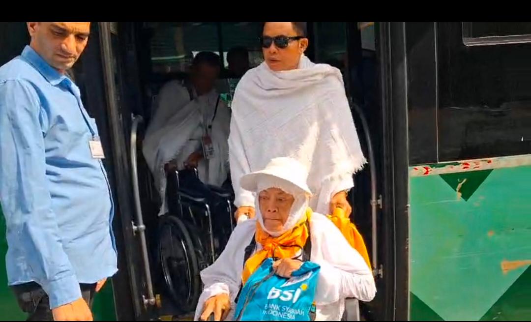 Meski Pakai Kursi Roda, Jemaah Haji Lansia Bengkulu Semangat Jalani Umrah