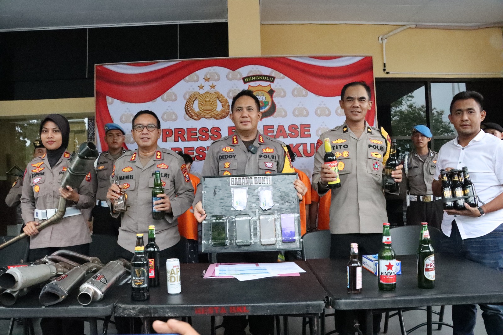 OPS Pekat Nala: Polresta Bengkulu Sita Ratusan Botol Miras dan 2 Ribu Petasan, Bisnis Miras Masih Menjamur