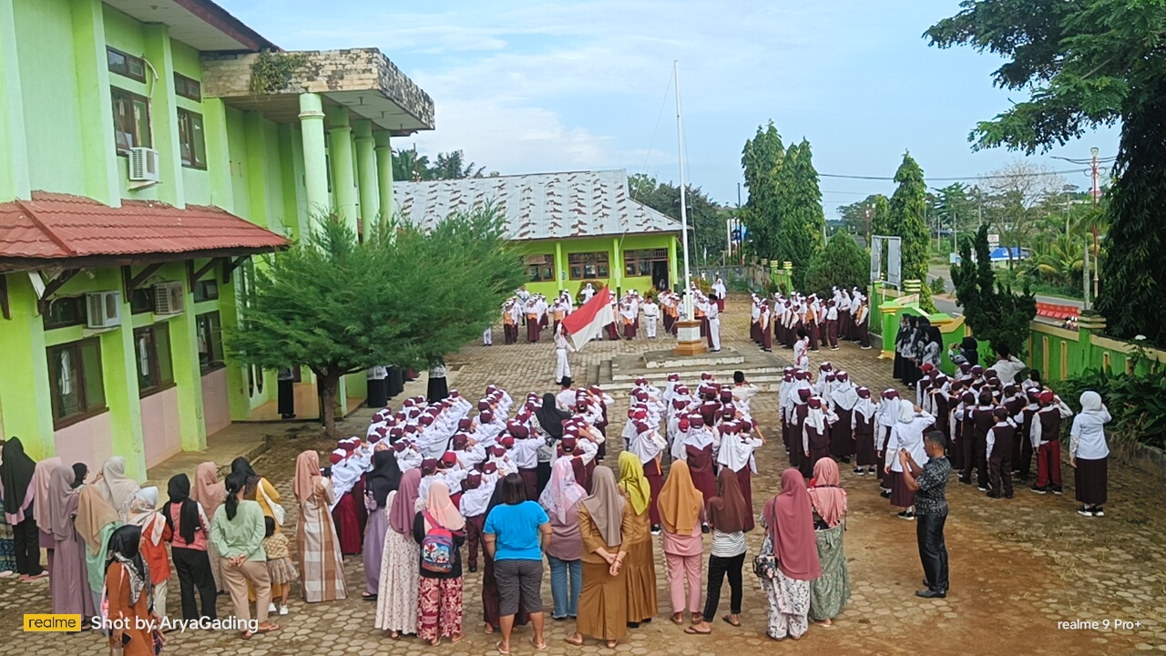 Masa Perkenalan Lingkungan Sekolah, Orang Tua Ikut Upacara Dampingi Anak hingga Jam Pulang