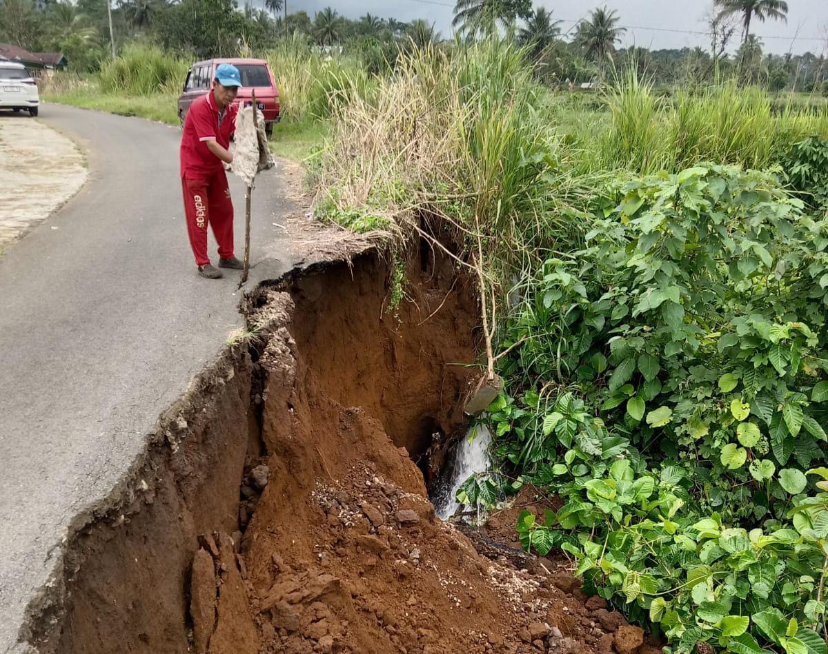 Hujan Deras, Jalan Penghubung Desa di Kepahiang Amblas