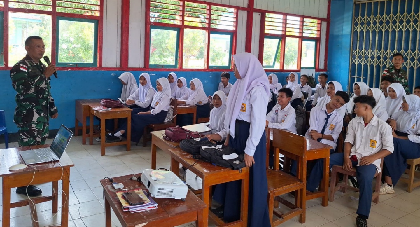 Satgas PAM Puter Beri Materi Wawasan Kebangasaan dan Bela Negara di SMPN 18 Enggano