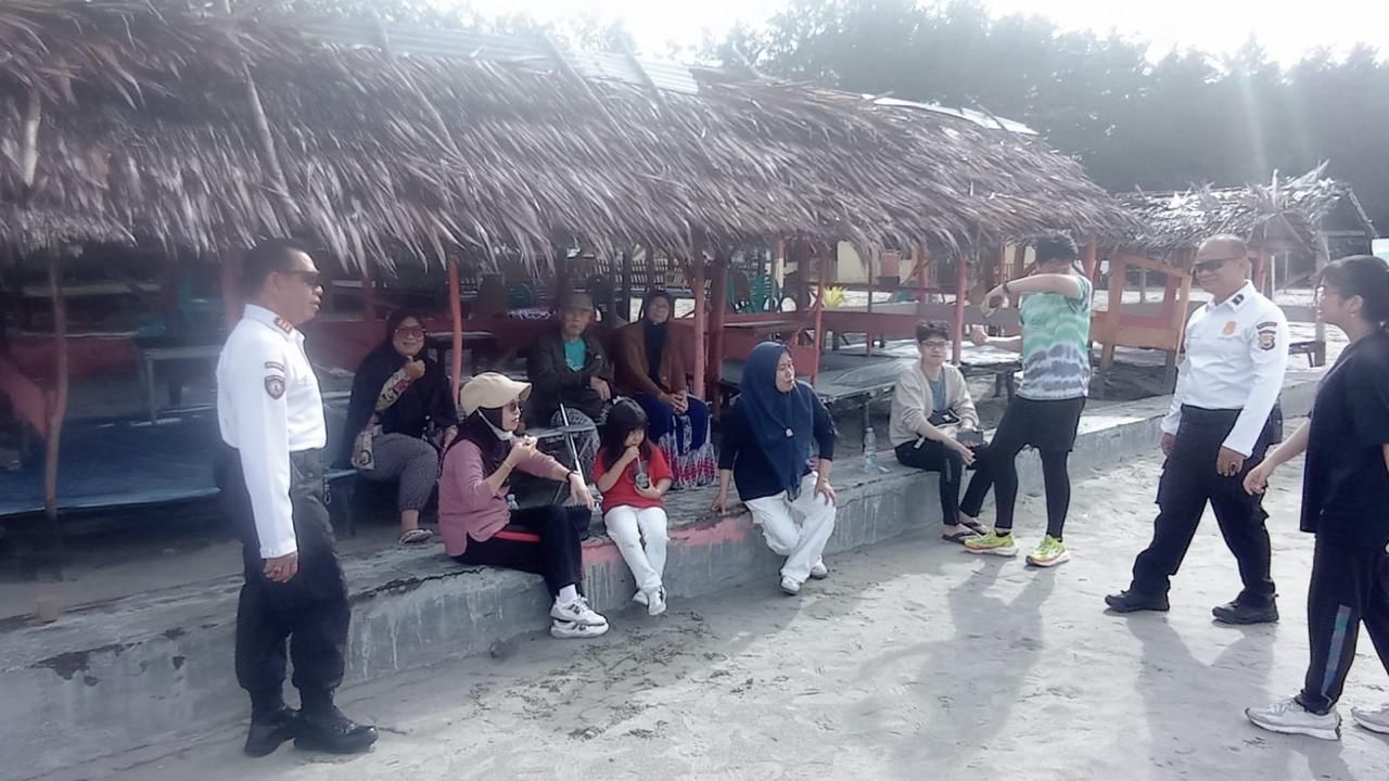 Patroli Dialogis Subdit Wisata Polda, Jaga Situasi Hari Libur di Pantai Panjang