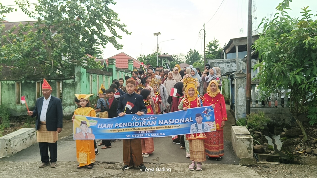 Peringati Hardiknas 2025, SDN 16 Seluma Adakan Pawai Berbusana Adat Nusantara 