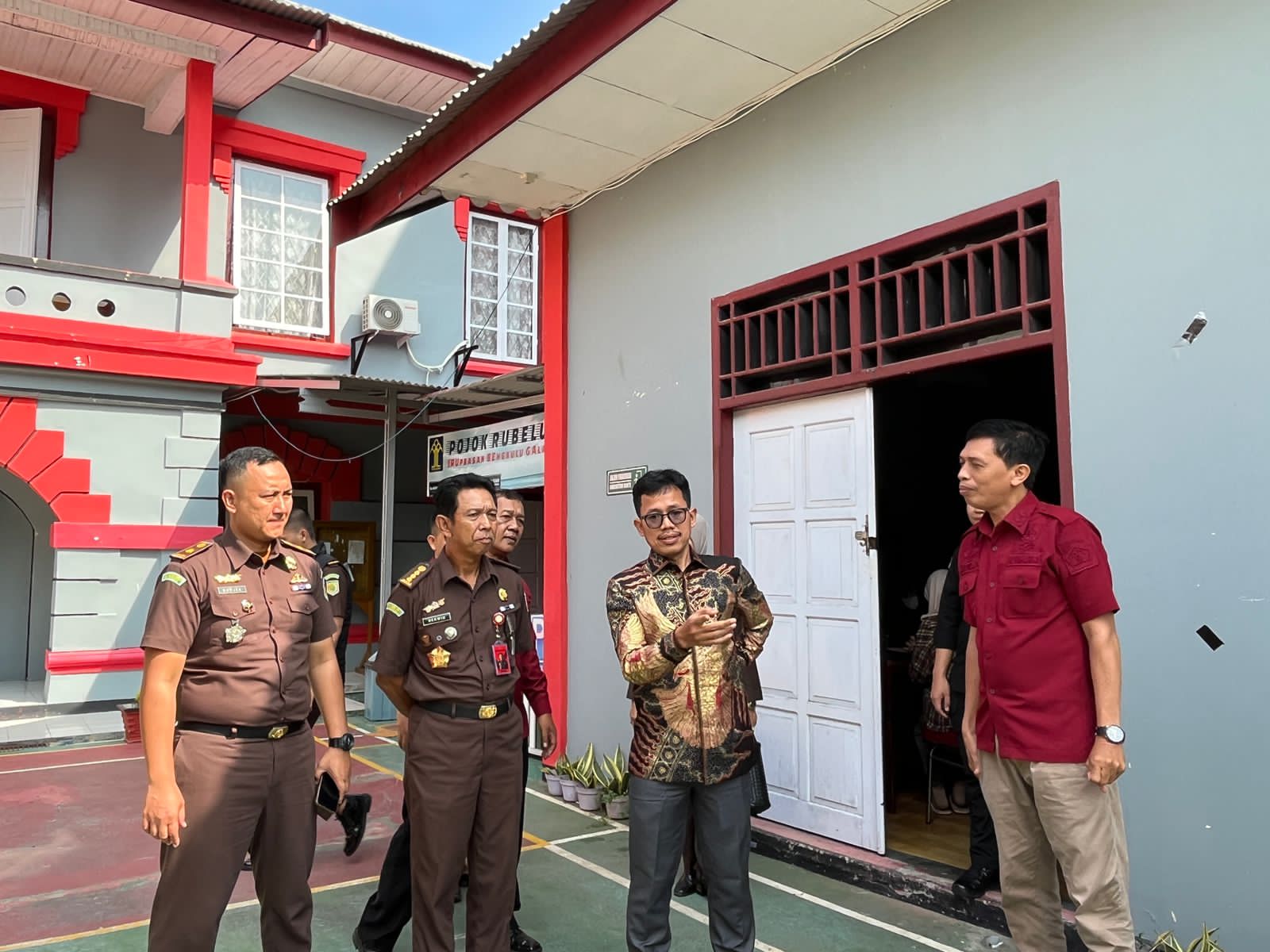 Ketua Komisi Kejaksaan RI Bersama Kajati Geruduk Rumah Penyimpanan Barang Sitaan Negara, di Bengkulu