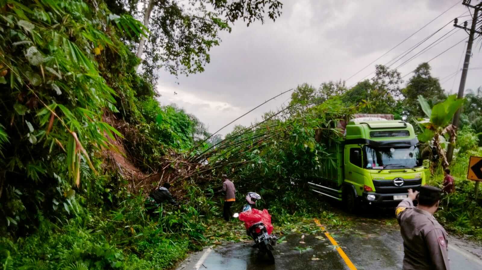 Hujan Deras Akibatkan Tanah Longsor di Jalan Lintas Bengkulu-Manna